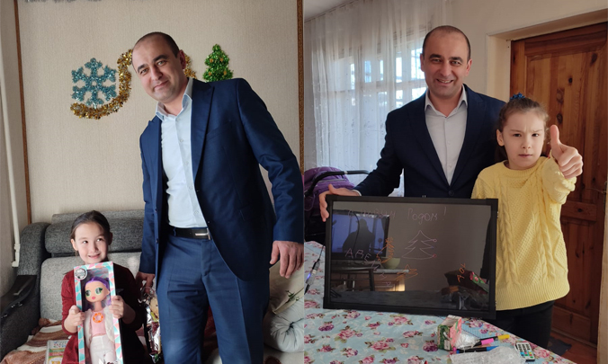 Сотрудники Министерства финансов КБР передали подарки нескольким детям, которые оставили свои открытки на республиканской “Елке желаний”.